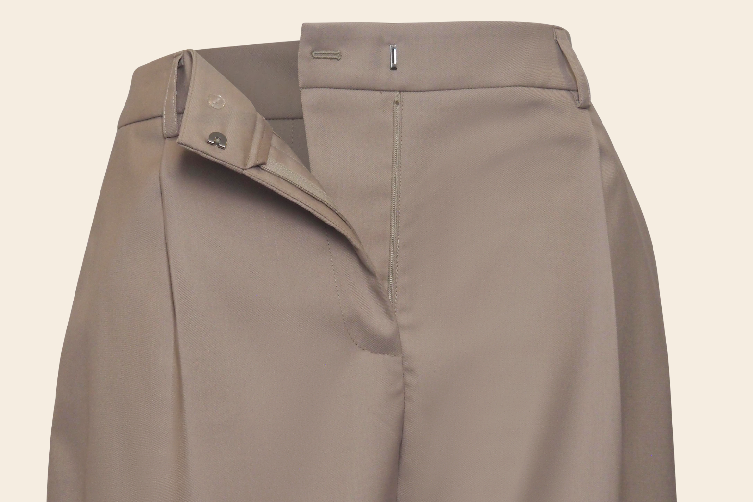 Tailored Shorts in Rayon Polyester